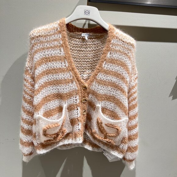 Loewe Anagram cardigan crafted from a luxurious wool-blend - Picture 5 of 12